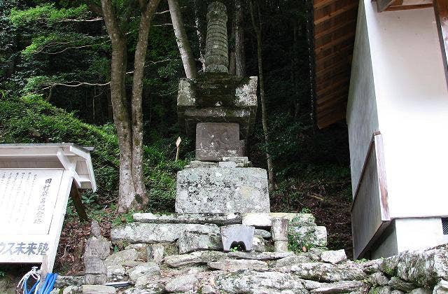 国吉熊野神社石造宝筺印塔