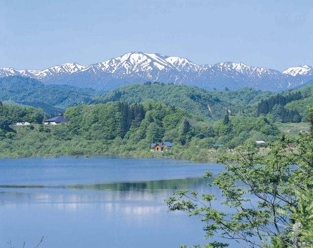 白川湖と飯豊連峰