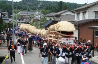 村内を練り歩く大蛇