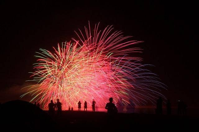 海から咲く鮮やかな花火（水中スターマイン）