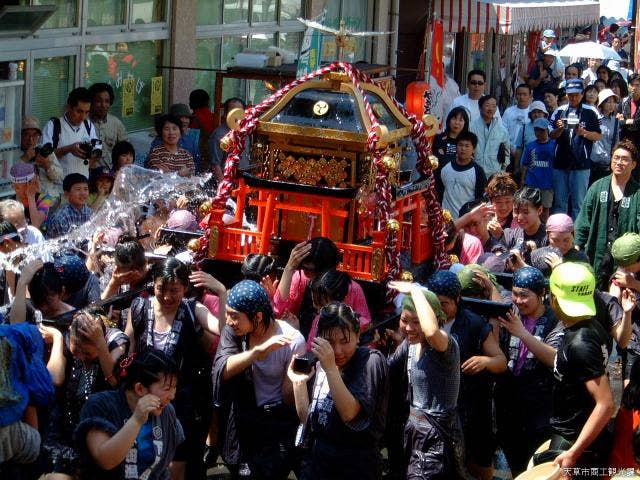 下田温泉祭お湯かけ女みこし