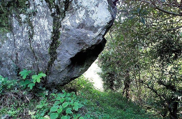 弘法大師の押し上げ岩