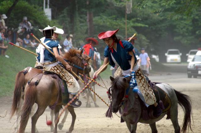 大型本　騎馬打毬　付属DVD付き　霞会館編　非売品　皇室の方々の騎馬打毬風景など caption.jpg