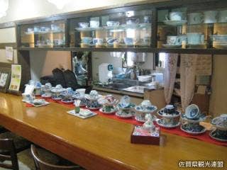 喫茶コーナーでは50種以上ある珈琲碗の中から好きな器を選んで