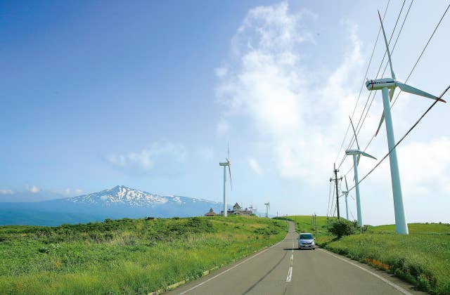 鳥海山と風車