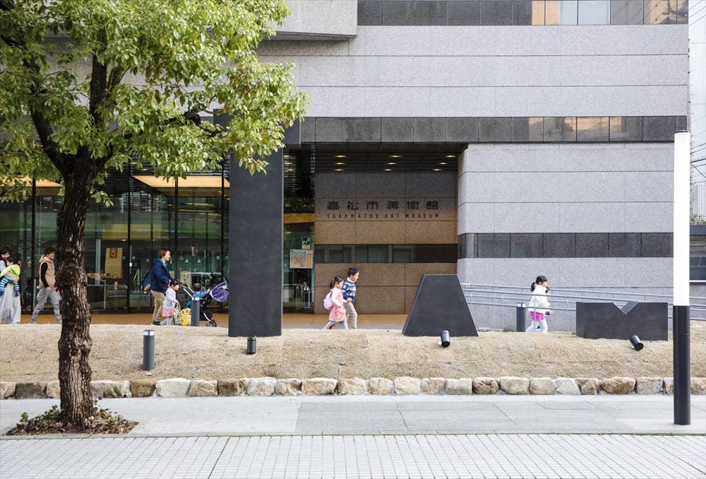 北側玄関前　シンボルマーク TAM（Takamatsu Art Museum）のモニュメント