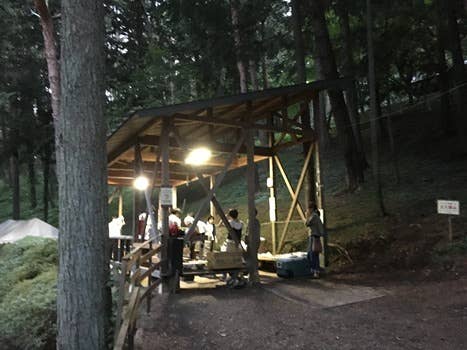 屋根付きの焼肉広場は、雨天時でも大勢で安心してＢＢＱを楽しめます。