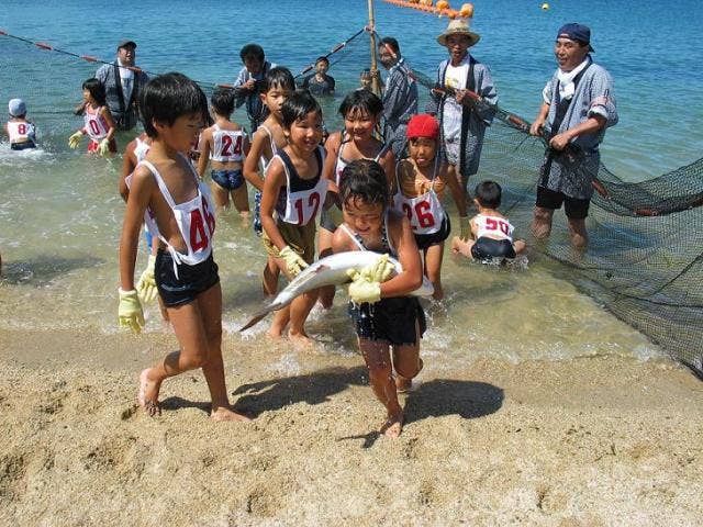 魚のつかみ取りの様子