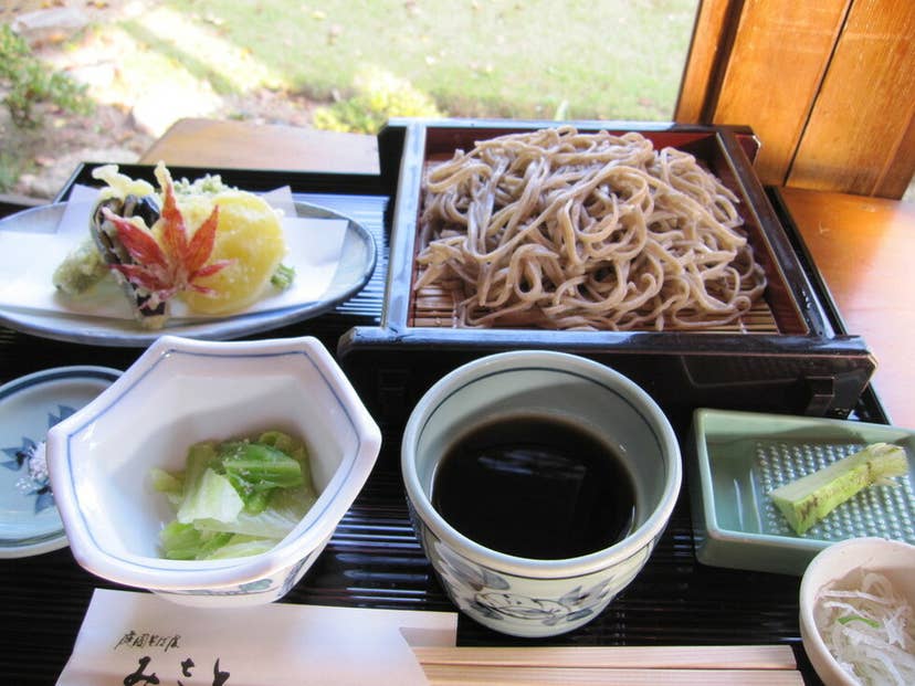 もりそばと天ぷらの盛り合わせた「安曇野セット」