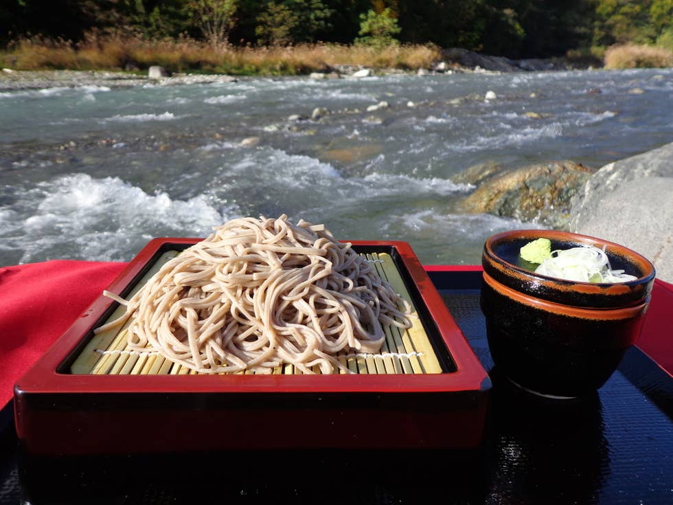 食堂では手打ちそばをメインに提供。厳選された石臼引きの地粉を使用し「丸抜き」「荒挽き」「十割」と三種類が味わえます。