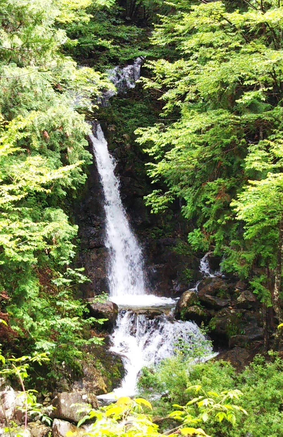 六段の滝（対岸から）