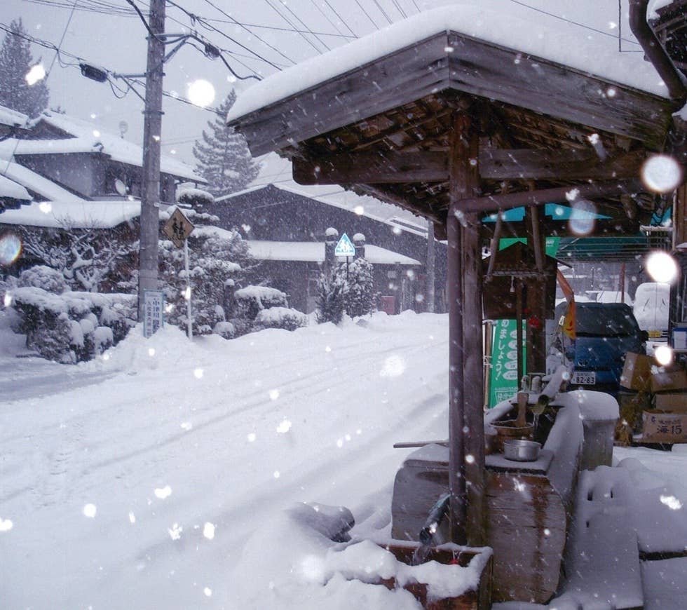 雪の水舟