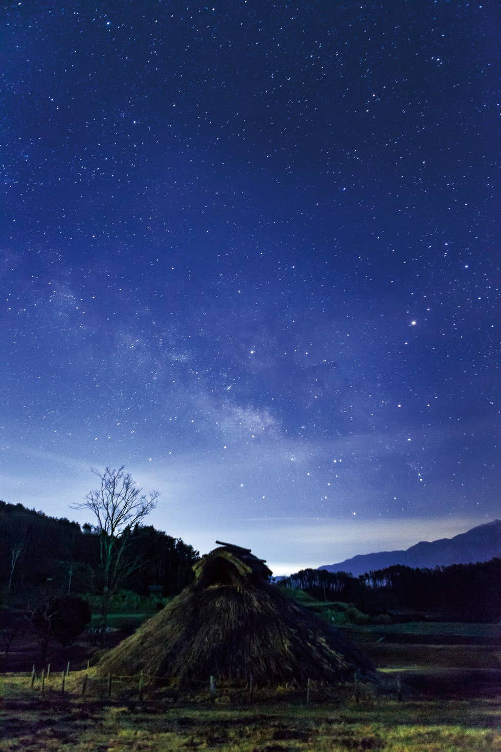 井戸尻復元住居と星空