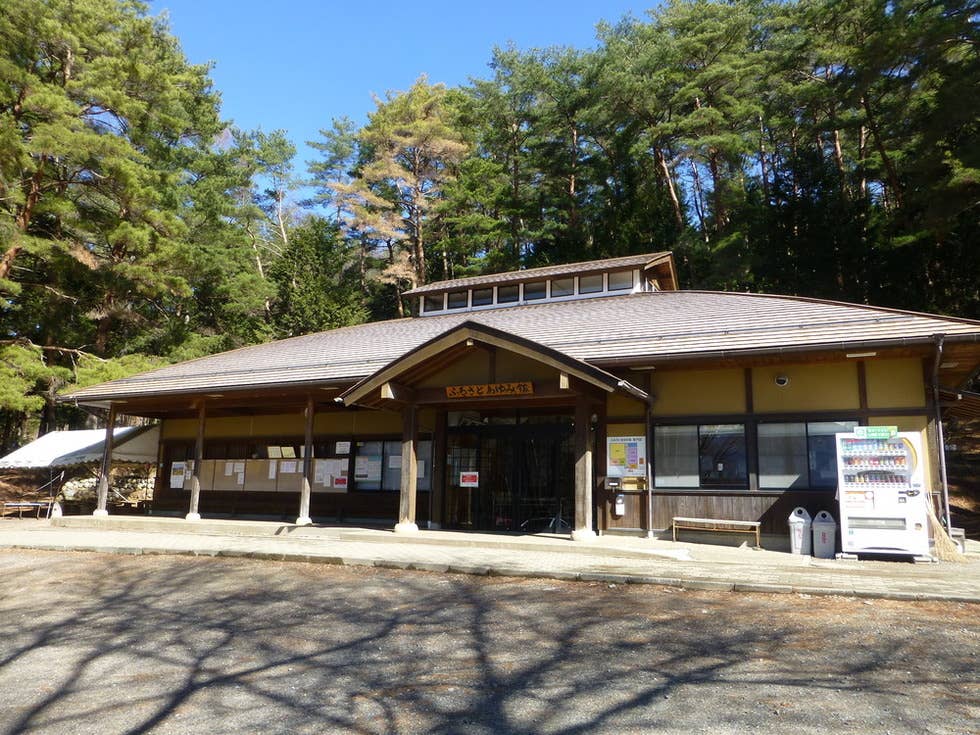 ふるさとあゆみ館には民具や土器の展示があります。クラフトルームと窯小屋を備えており、陶芸や工作ができます。（要予約、料金はお問い合わせください）