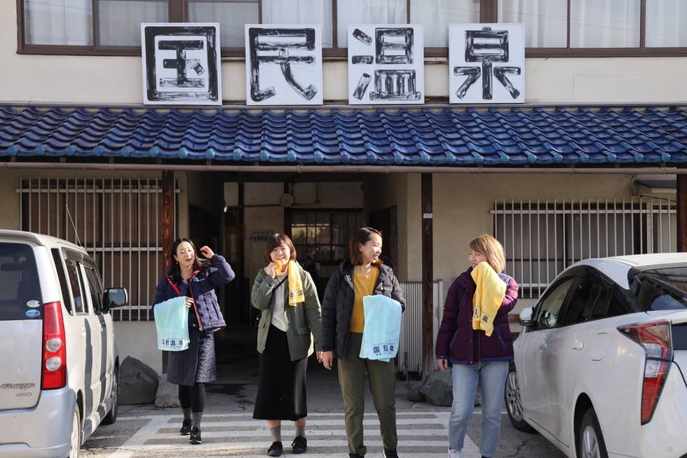 建物は、とてもレトロな温泉施設。地元の人達にも愛されています。