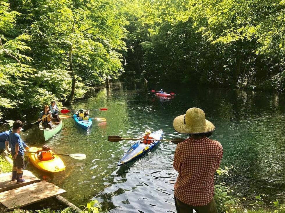 夏はカヌーや渓流釣りなど楽しめます。