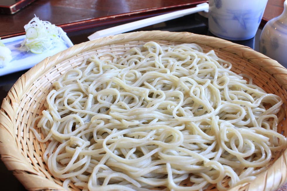 契約農家から玄蕎麦を仕入れ、自家製粉をしてこだわりのある蕎麦を打っています