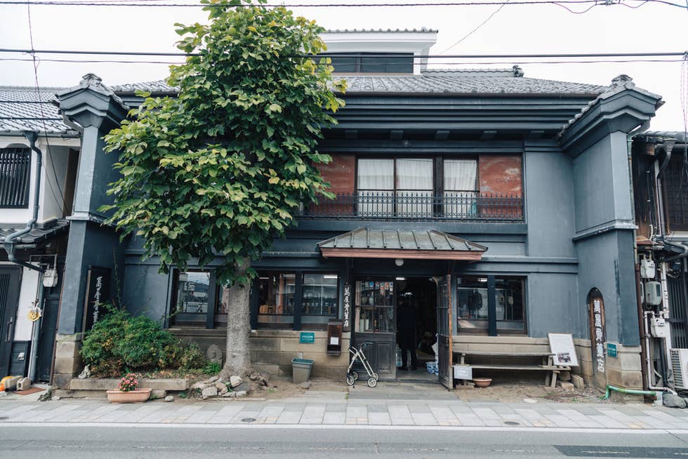 萬屋骨董店（旧小諸銀行）