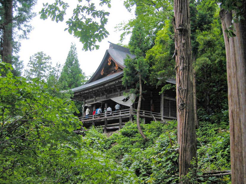 絶壁に佇む小菅神社奥社