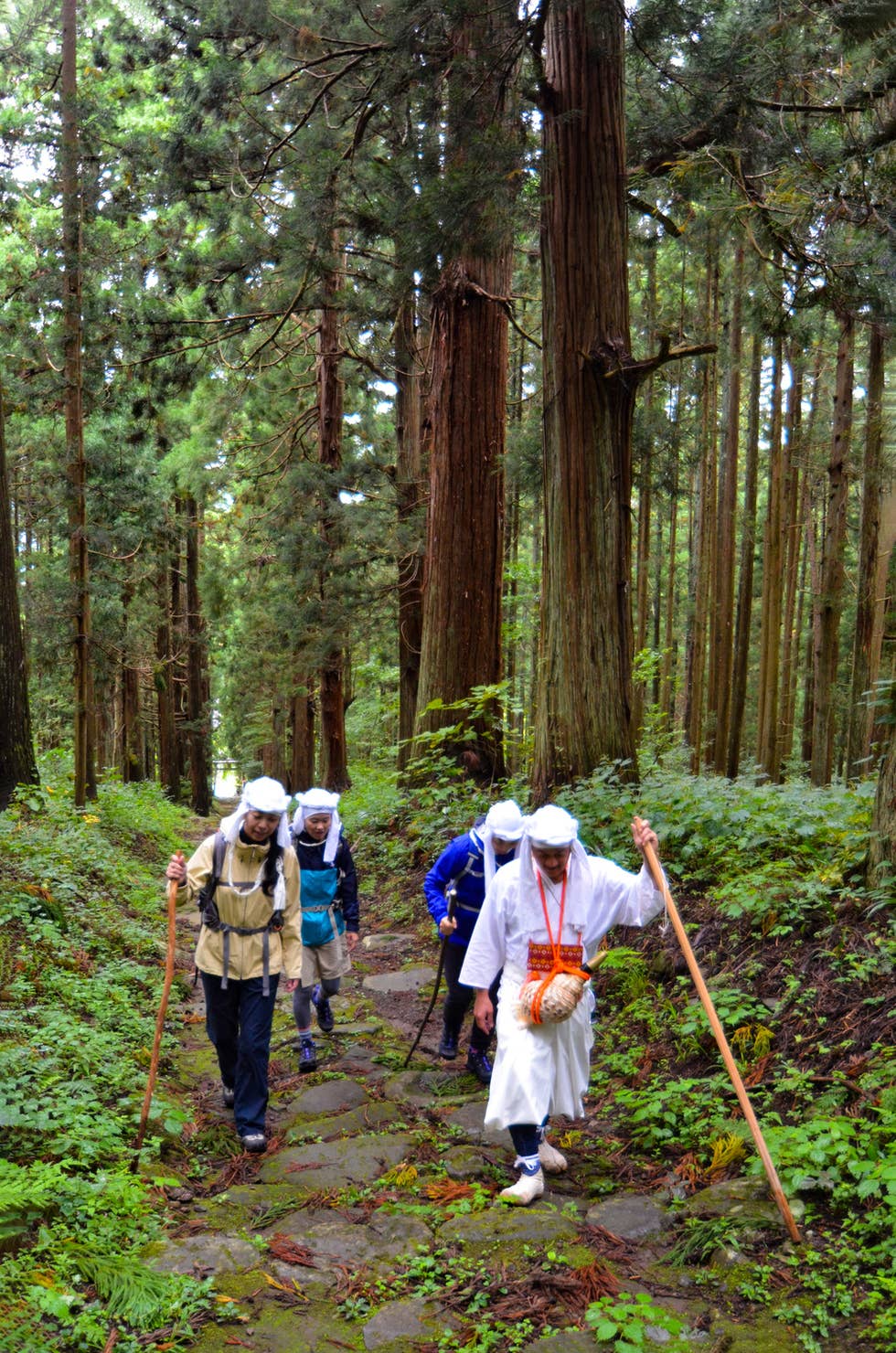 現役山伏による奥社登拝ガイドも可能 ※要予約