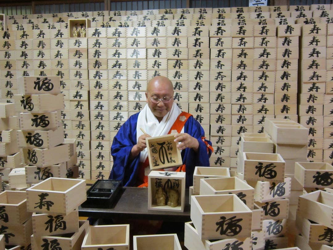 福升の準備をする住職