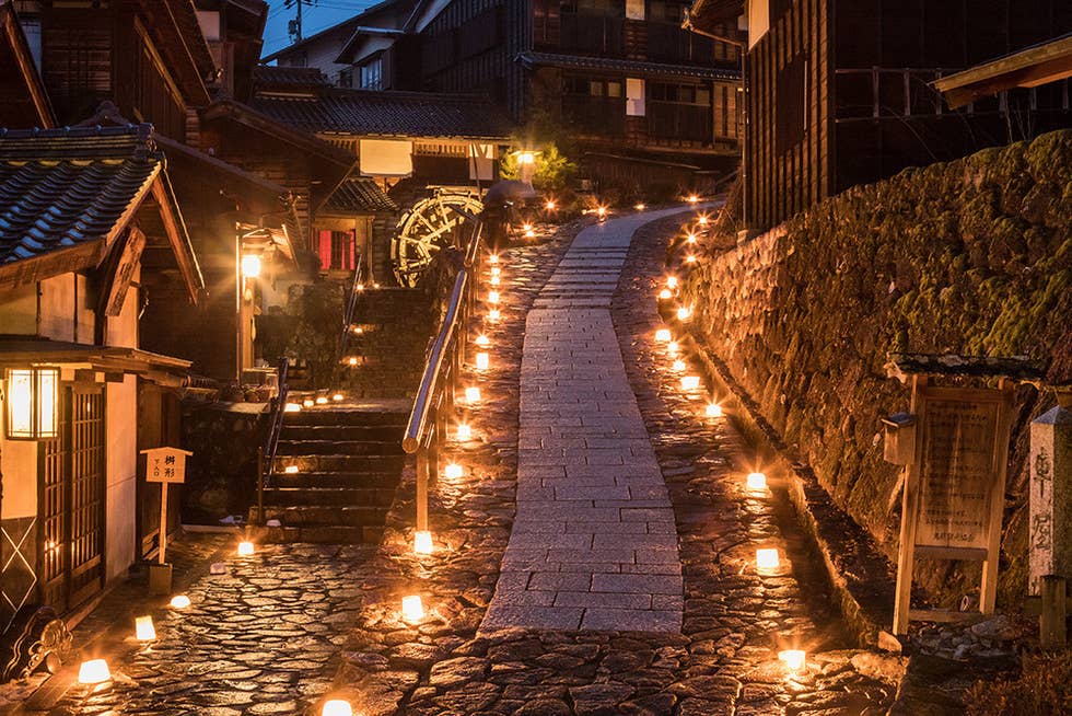 2018「氷雪の灯祭りフォトコンテスト」最優秀賞
『灯街道』（馬籠宿）
荻山 清和