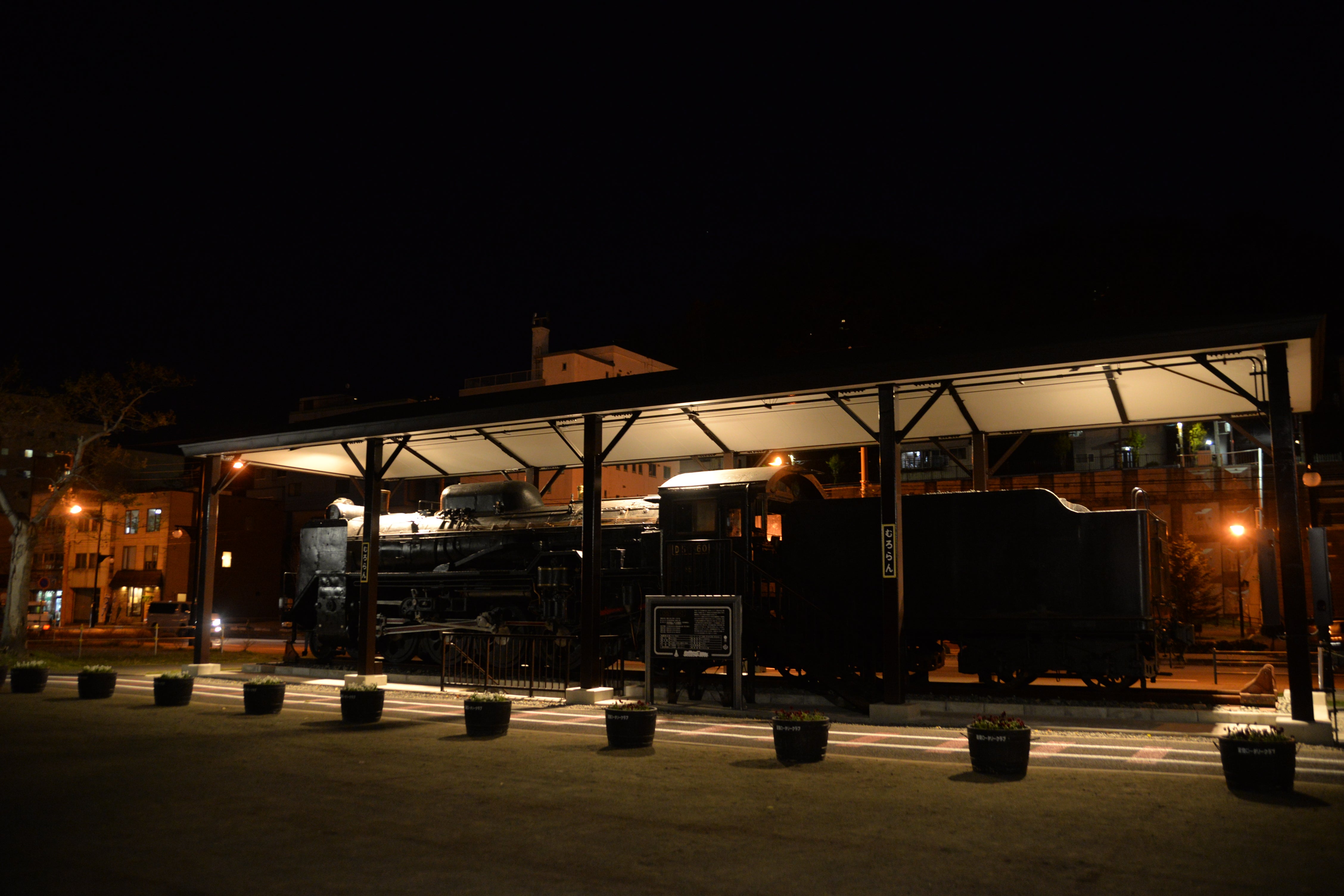 旧室蘭駅舎横の蒸気機関車D51560号機 / 北海道 -【JAPAN 47 GO】