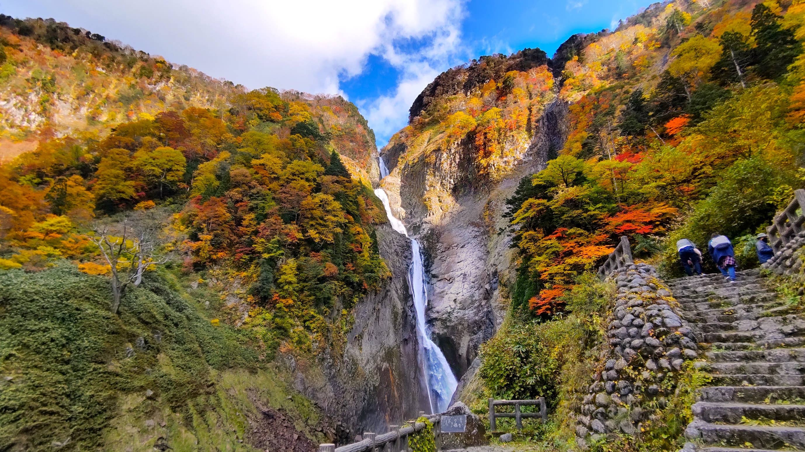 立山（称名滝：標高1,000m付近）の紅葉