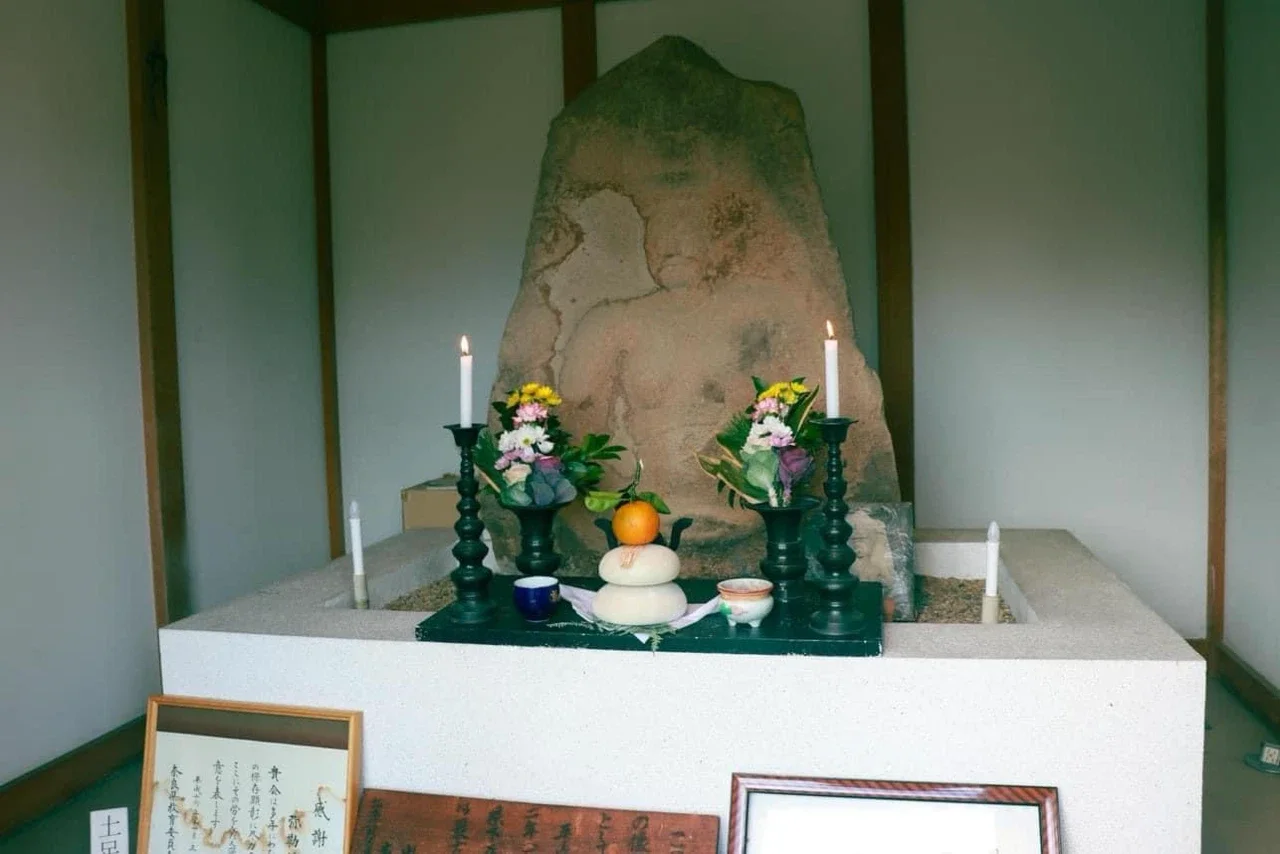 弥勒石像①～朝工貿易～ 弥勒仏像 | 未来仏の本物の手彫り仏教彫刻 | ネパールのヒマラヤ芸術
